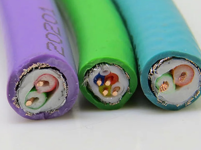 在挑選線纜的時分必定要注意其適宜性、完整性以及質(zhì)量的好壞.jpg